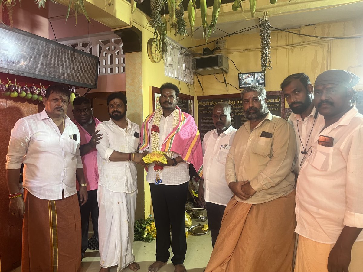 VCKkarikalan's tweet photo. சிவலிங்கபுரம் முத்துமாரியம்மன் கோவில் திருவிழா பங்கேற்றேன் ஆலய நிர்வாகிகள் சிறப்பு செய்தனர் https://t.co/uINMuDN7Qi