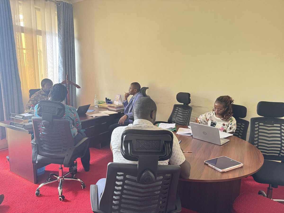 CoB_Kenya's tweet photo. The @OCOB_Kenya team was in Busia County to monitor &amp; evaluate budget implementation for FY 2024/25, in line with Section 5(b) of the Controller of Budget Act, 2016. The meeting was chaired by Gypson Wafula, Chief Officer, Treasury and Economic Planning. https://t.co/0TyW1Wzzgk