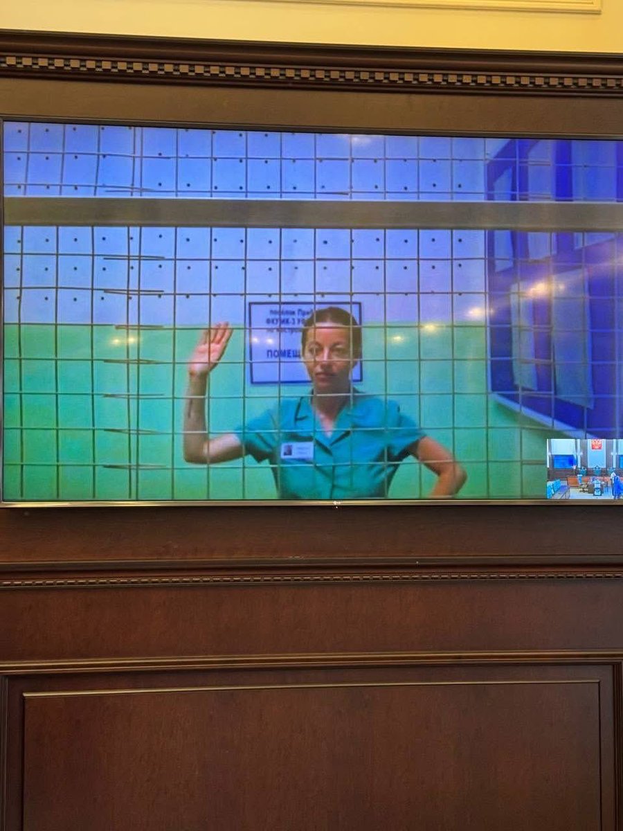 Женя Беркович до тюрьмы и после, у нее депрессия без лекарств, она похудела (а и была совсем худая), она сидит и сидит за то, за что на первой фотографии премию получает