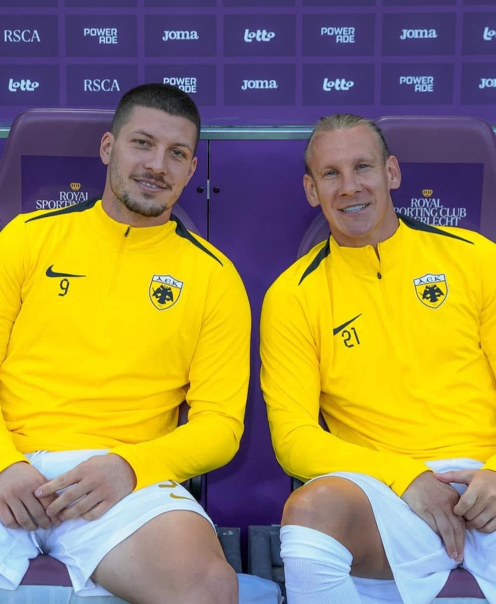 Σήμερα έχει μάθημα ξένων γλωσσών📚

Πάμε να μάθουμε την λέξη "χύνω" σε δύο διαφορετικές γλώσσες 💦

🇭🇷 šupa
🇷🇸 шупа

#aek #aekfc