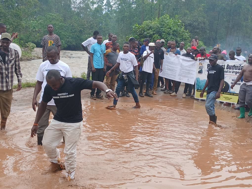 RonnieWabomba's tweet photo. Thank you, Bududa, for making your voices heard loud and clear!
This was just the launch of the demonstrations and petition, more is coming untill the 28KM road is worked on!!!!
#BubuloBududaCircularRoad
#NoRoadNoVote
@KagutaMuseveni
@MoWT_Uganda
@assempebwa
@AnitahAmong https://t.co/BJEJW65ipc