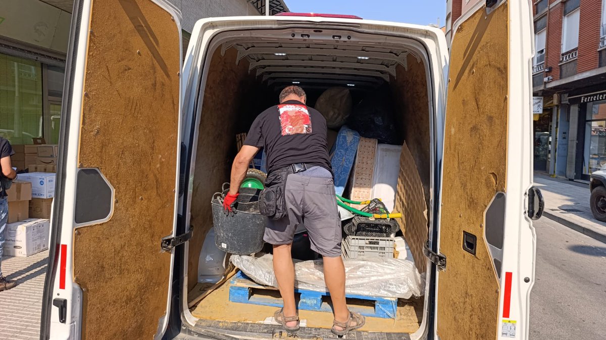 CGT País Valencià I Múrcia (@cgtpvim) on Twitter photo De València a León, solidaritat sense límits.
🖤❤️
Al costat de col·lectius com <a href="/RefugiVLC/">València és Refugi</a> i veïnes afectades per la DANA; des de la Nau d’Albal hem organitzat furgons amb productes de primera necessitat per a les damnificades pels incendis.
✨🫶🏽
Sols el poble salva al poble De València a León, solidaritat sense límits.
🖤❤️
Al costat de col·lectius com <a href="/RefugiVLC/">València és Refugi</a> i veïnes afectades per la DANA; des de la Nau d’Albal hem organitzat furgons amb productes de primera necessitat per a les damnificades pels incendis.
✨🫶🏽
Sols el poble salva al poble