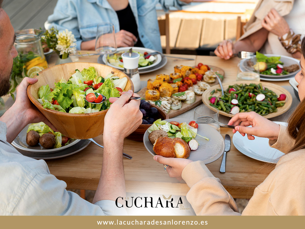 🍴 Comer bien también es disfrutar. Este verano, elige platos frescos, comparte momentos y cuida de ti sin renunciar al sabor. 🌿

☎️ Llámanos al 𝟗𝟓𝟕 𝟒𝟕𝟕 𝟖𝟓𝟎 y que no te lo cuenten.

📍 C/ Arroyo de San Lorenzo, 2. Córdoba. España.