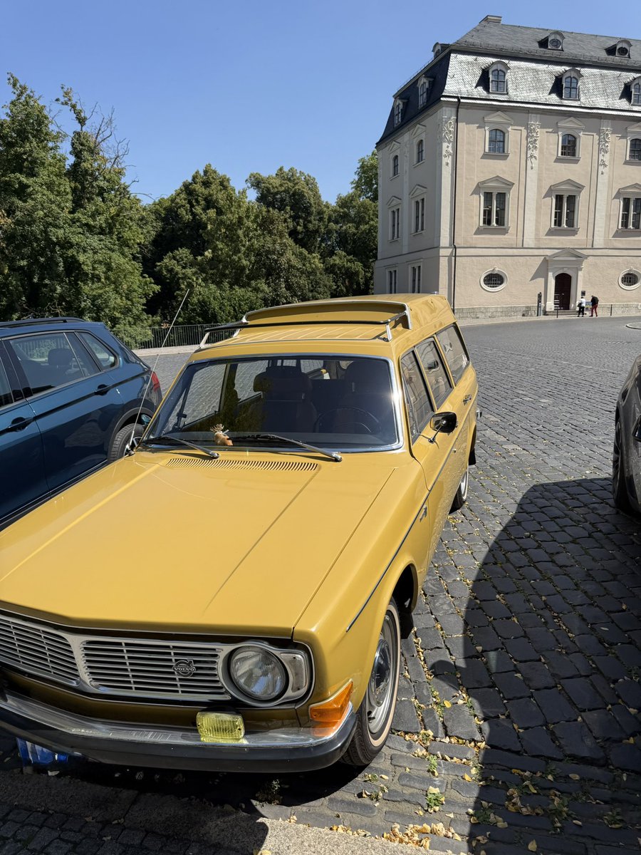 Jan und Henry, stehen vor dem Haupteingang zum Erfurter Zoo