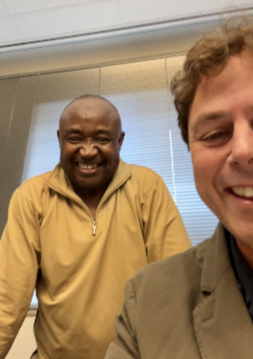 Vandaag had ik een beeldbelgesprek met Tijjani Reijnders en Tijani Babangida. Met als gemeenschappelijke factor: de gulle lach en het plezier in voetbal. Mooie aanvulling voor het boek over Baba dat in november verschijnt.