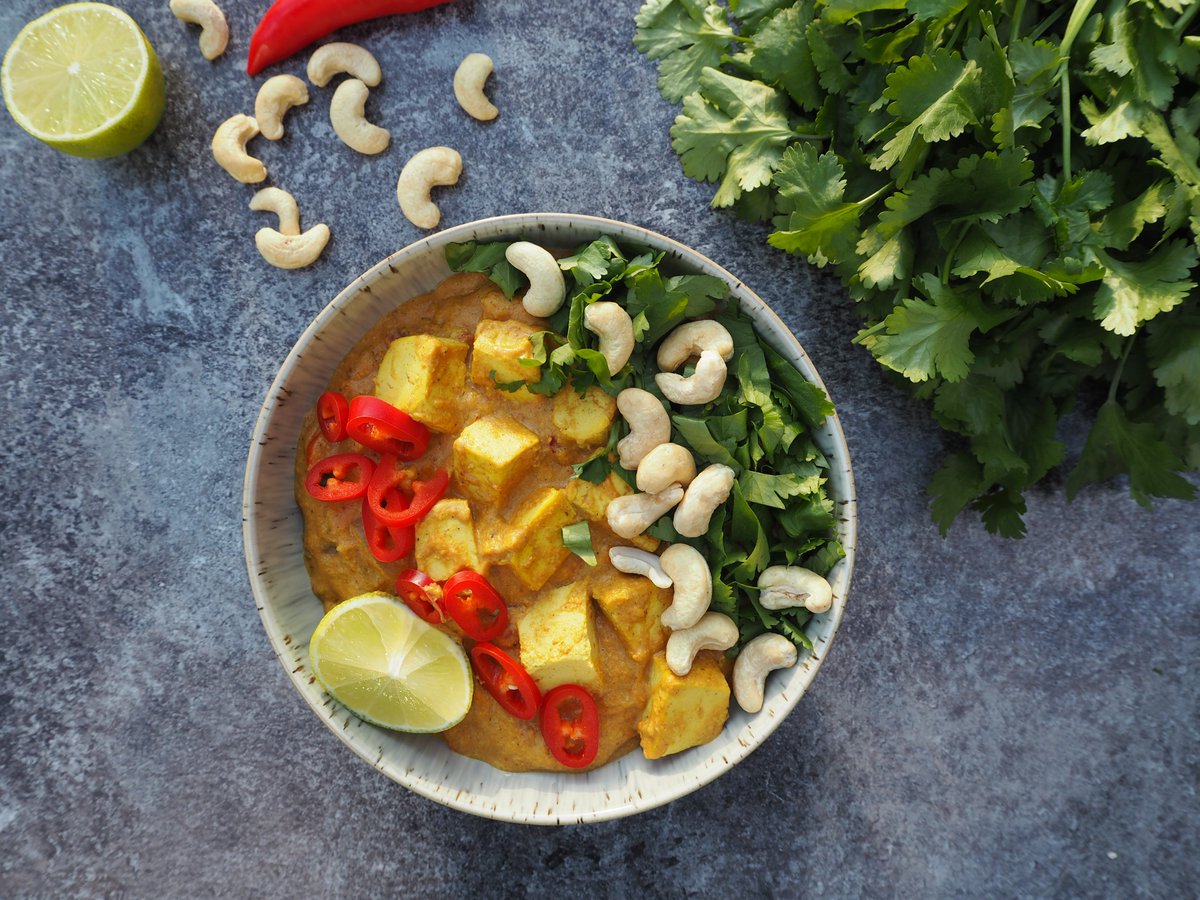 lucybeecoconut's tweet photo. Craving a cosy plant-based curry? 🥘 Dive into this Creamy Cashew Tofu Curry. Rich, dairy-free, and bursting with warming spices! Ready in just 45 mins, it’s comfort food that’s good for you. 🌱 #VeganDinner #comfortfood 

https://t.co/QUgAlfpCjg https://t.co/LHKNJPs5Up