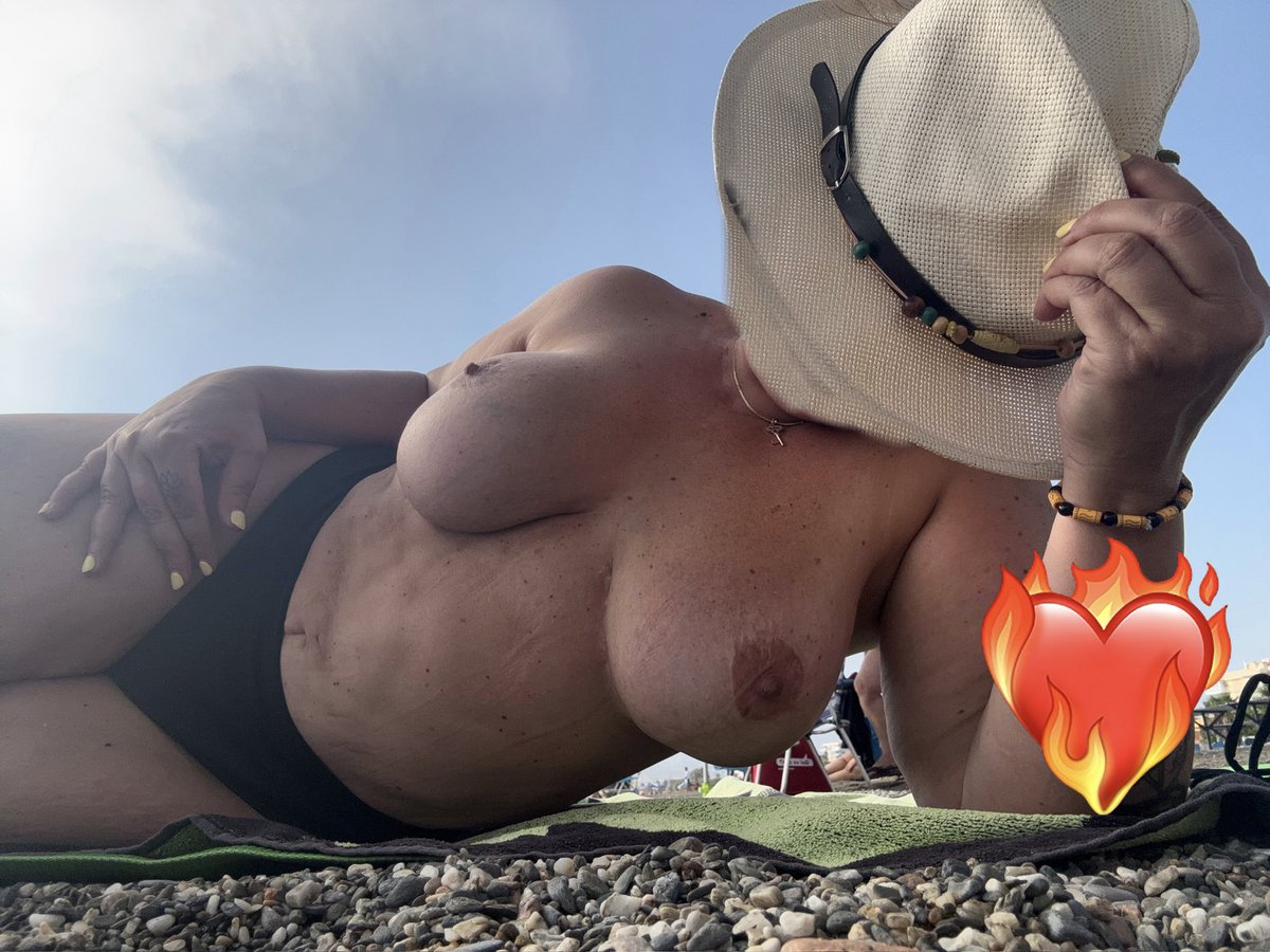 👱‍♀️en la playita esperando la cremita!!( hasta rima)😜😜