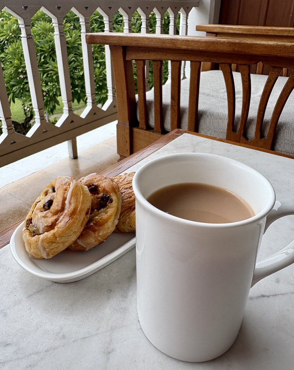 BirdieBangkok's tweet photo. Crabby @Xterminator_TH texted me to ask how many cocktails deep I was. Had to disappoint him with the reality I’m on my balcony with a cup of tea. 😁 #SlummingIt https://t.co/pDRWqFSEns