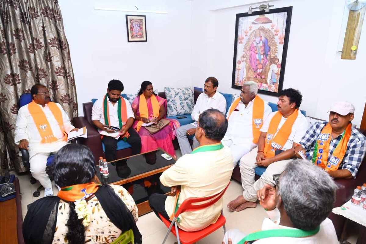 BJP4Rajahmundry (@bjp4rajahmundry) on Twitter photo రాజమండ్రి అర్బన్ 3వ మండల పరిధిలోని
నాయకులు, కార్యకర్తలతో సమావేశమైన శాసన మండలి సభ్యులు శ్రీ <a href="/somuveerraju/">SOMU VEERRAJU / సోము వీర్రాజు</a> గారు.
జిల్లాలో ప్రారంభం కానున్న రాష్ట్ర అధ్యక్షులు శ్రీ <a href="/MadhavBJP/">PVN Madhav (Modi Ka Parivar)</a> గారి సారథ్యం కార్యక్రమం విజయవంతంగా నిర్వహించడానికి పలు సూచనలు చేశారు. రాజమండ్రి అర్బన్ 3వ మండల పరిధిలోని
నాయకులు, కార్యకర్తలతో సమావేశమైన శాసన మండలి సభ్యులు శ్రీ <a href="/somuveerraju/">SOMU VEERRAJU / సోము వీర్రాజు</a> గారు.
జిల్లాలో ప్రారంభం కానున్న రాష్ట్ర అధ్యక్షులు శ్రీ <a href="/MadhavBJP/">PVN Madhav (Modi Ka Parivar)</a> గారి సారథ్యం కార్యక్రమం విజయవంతంగా నిర్వహించడానికి పలు సూచనలు చేశారు.
