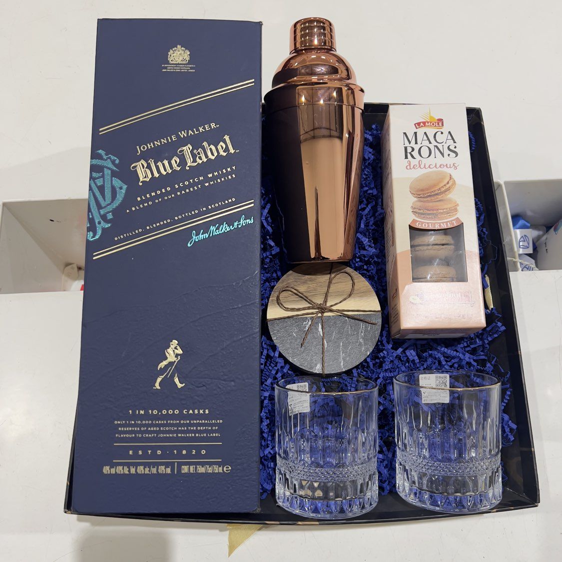 tb_distributors's tweet image. The gift that says it all. 🎁
Blue Label. Crystal tumblers. Rose-gold shaker. Macarons. Luxury, bottled &amp;amp; boxed.

Now at #TBDistributors #YourDrinkPlug Kisii | Migori | Homa Bay
⚡ Limited stock. Secure yours today.

#BlueLabelMoments #CelebrateInStyle