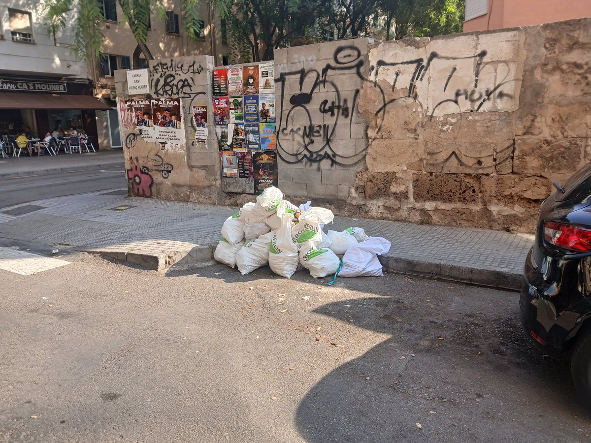 Tres días llevan estos escombros tirados en la calle Sant Vicenç Ferrer. Otra prueba más de que el alcalde <a href="/JaimeMartinez/">Jaime Martínez Llabrés</a> es incapaz de mantener Palma limpia. A medida que pasa el tiempo se ve más claro que el cargo le viene grande... #palma #limpieza #basura