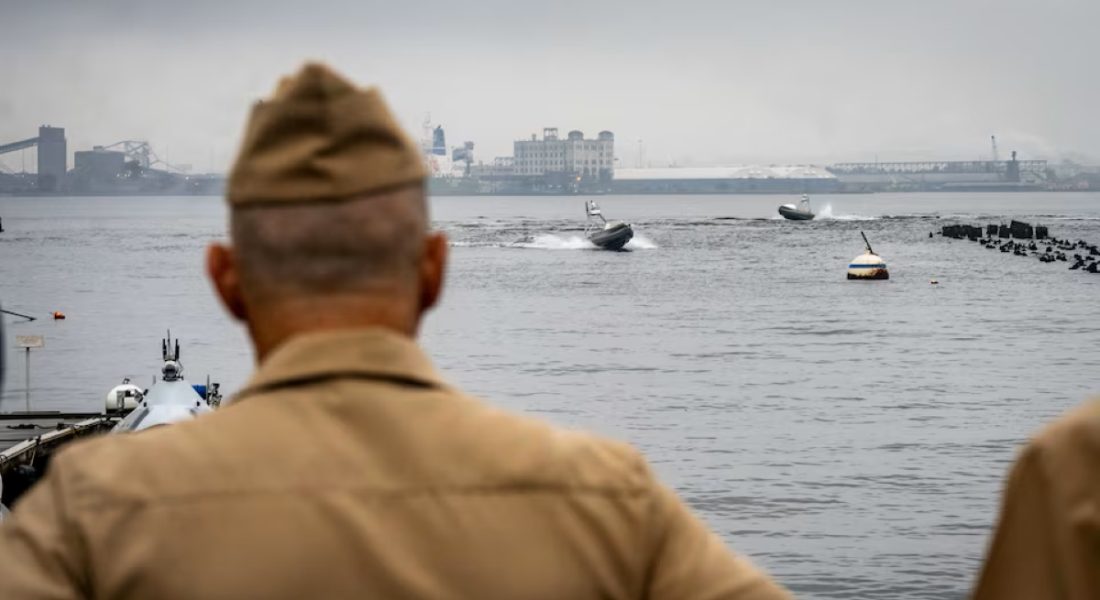 MehmetPerincek's tweet image. Amerikan otonom dron sürüleri henüz “kaptanı denize düşüren” seviyede

Kıtalararası

ABD donanması, Çin’e karşı bir otonom dron filosu oluşturma planlarına stratejik olarak büyük önem veriyor. Sürü halinde hareket edebilen insansız botlar (USV), insan kaybını azaltmasının yanı…