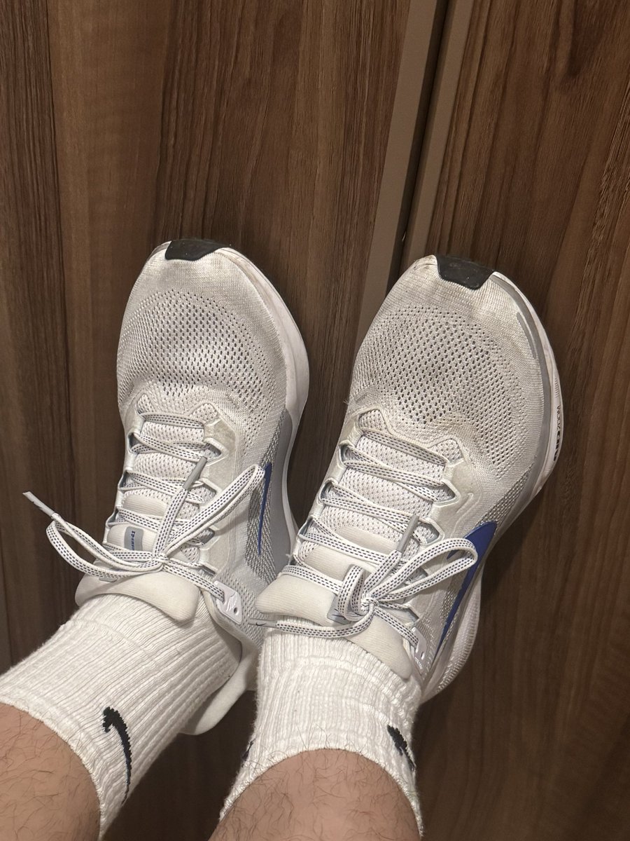 谁可以假装路过踩我几脚
最好是沾满泥的那种鞋底踩🥵