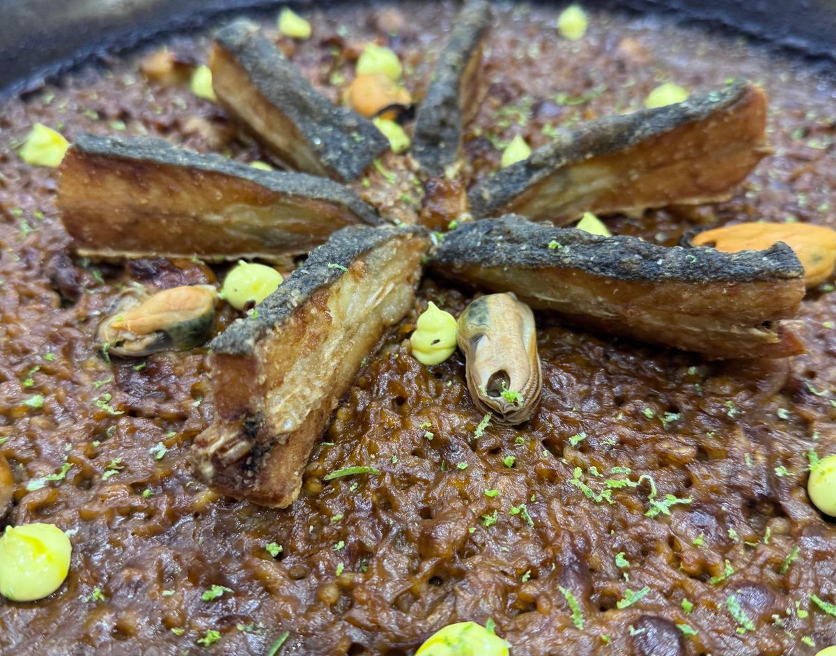 Un arroz que es puro mar, un buen rodaballo, mejillones y el toque especial de nuestro alioli de azafrán.
Sabores que se funden en cada bocado, en una creación pensada para emocionar.

✨ Siguen las Jornadas del Arroz en Restaurante La Plata.