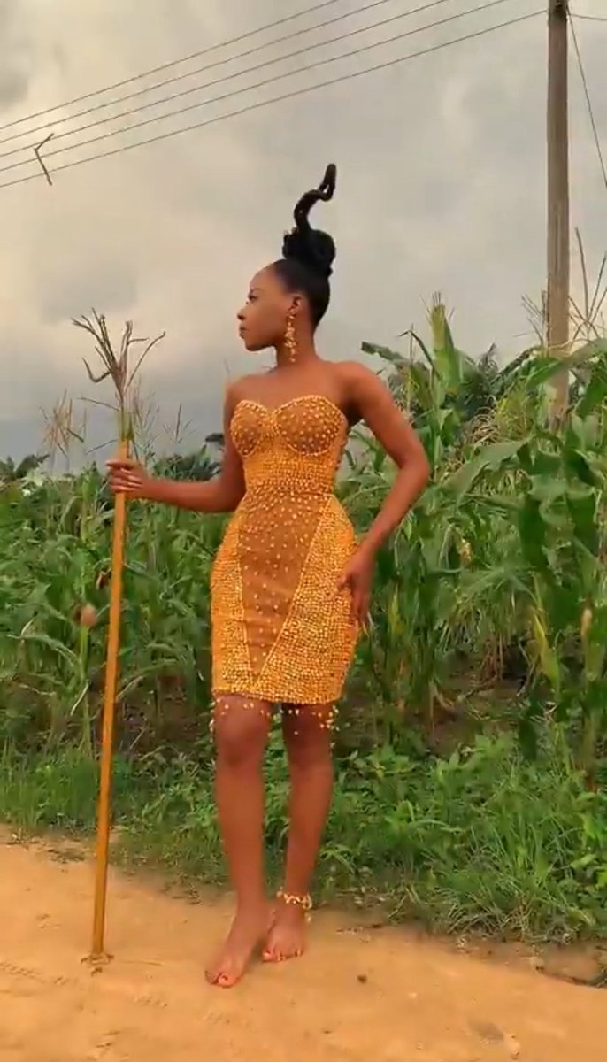 oxygist's tweet photo. Wow! She made a dress out of raw corn—this is creativity at its peak! How would you rate it? 🫵🏾🥹

(I AM IN MY NEW SEASON President Bola Ahmed Tinubu Mr Banks Ghe Ghe West Ham) https://t.co/9T0aLn6PpL