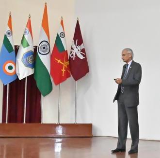 HQ_IDS_India's tweet image. Admiral Karambir Singh (Retd), Former Chief of Naval Staff, delivered an insightful lecture on “Navigating the Evolving Digital Technology Landscape in Defence – A Leadership Perspective” to #TriService officers undergoing DSTSC-08 at #MILIT, Pune.

His talk highlighted how…