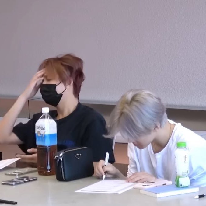 : จารสอนไรวะ ปวดหัว
; ไม่รู้เหมือนกัน
: มึงจดไรเอามาดูบ้าง
; หึ กุวาดรูป