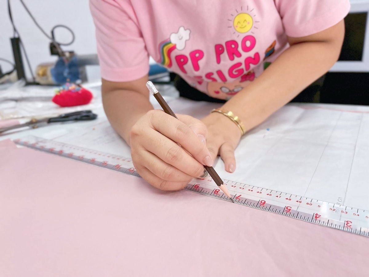 🧵✂️ เบื้องหลังตุ๊กตาน่ารักทุกตัว…
คือ “ทีมช่างแพทเทิร์น” ที่เปี่ยมด้วยประสบการณ์และความใส่ใจ 💖

ทุกขั้นตอนล้วนใช้ทั้ง ความรู้ ความเข้าใจ และความแม่นยำสูงสุด 
ขอบคุณทีมแพทเทิร์นมืออาชีพของเรา
ที่อยู่เบื้องหลังทุกความน่ารัก 🧸💕
และทำให้ทุกชิ้นงานพร้อมส่งมอบอย่างมั่นใจ 🤍🎁