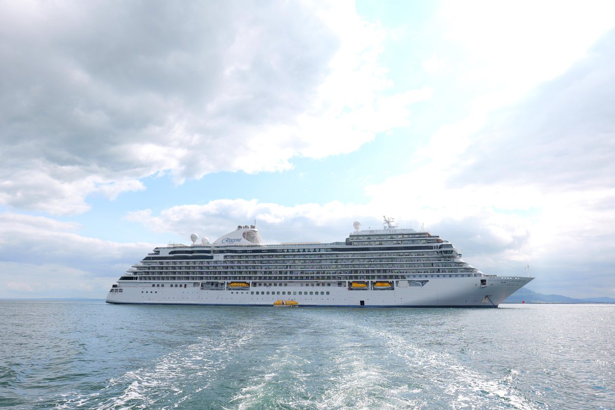 FoylePort's tweet image. We had the honour of welcoming @regentcruises Seven Seas Grandeur on her maiden call to the Foyle!🎊

Thanks to Capt Mertzanis for kindly hosting us onboard the luxurious vessel. We are always delighted to welcome new ships and look forward to many more calls in the future!