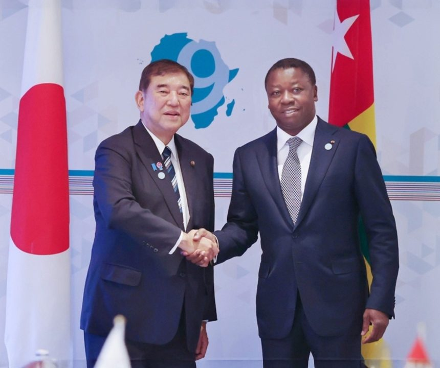 ConnaisAfrique's tweet photo. 🇯🇵 LE JAPON CONVOQUE L’AFRIQUE

Un petit pays de 378 000 km² qui convoque un continent de 30 millions km² et 1,4 milliard d’habitants : c’est l’image du sommet TICAD 9 qui se tient en ce moment à Yokohama.

Le Japon promet 5,5 milliards de dollars pour “le développement de l’Afrique”. 5,5 milliards pour 54 pays… c’est à peine de quoi boucher quelques trous dans les budgets nationaux. 

Pas un investissement massif, mais un ticket d’entrée pour peser dans la bataille géopolitique où la Chine, la Russie, la Turquie, l’Europe et les États-Unis avancent déjà leurs pions.

Et nous ? Nous revenons encore, collectivement, quémander de l’argent, au lieu de fixer nous-mêmes l’agenda de notre développement. 

65 ans après les indépendances, voilà le vrai scandale.

Les choses de la honte.