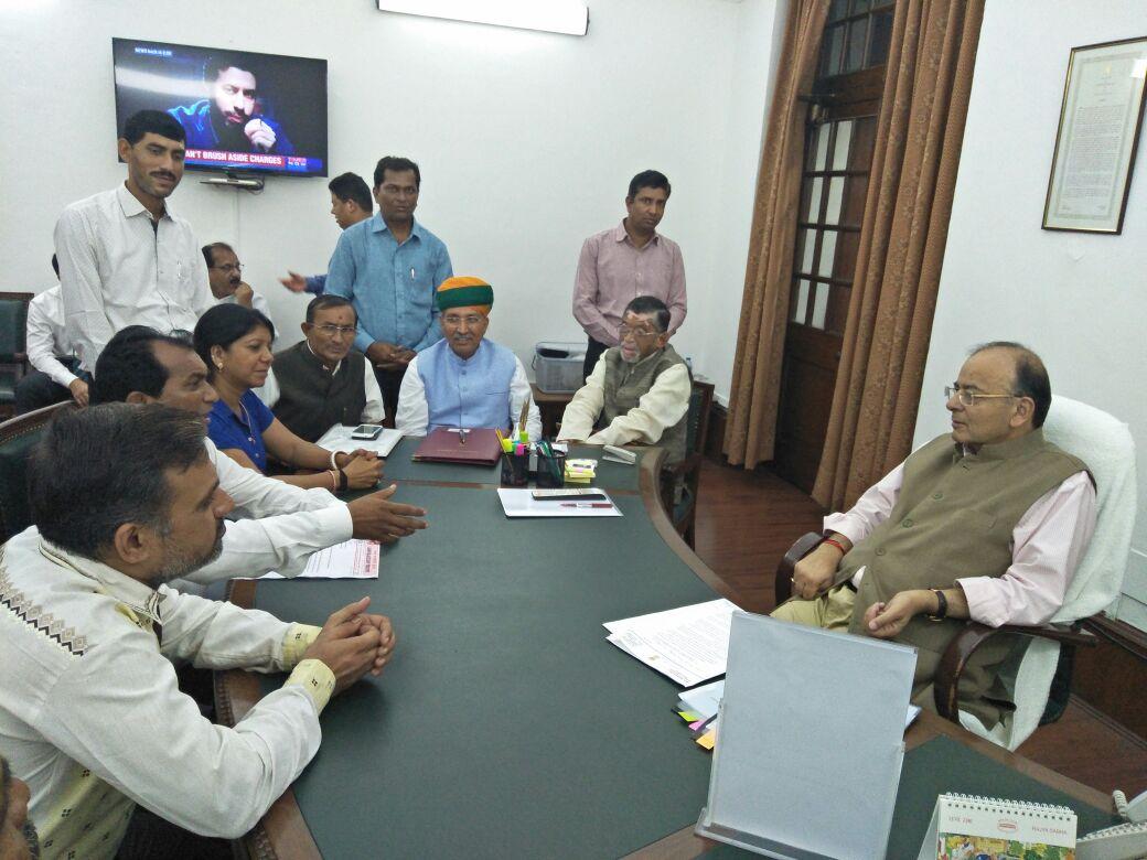 नेता कंपनी के कार्यक्रम में शामिल होते थे वही नेता सत्ता में आने के बाद कंपनी बंद कर दी प्रॉपर्टी जब्त कर ली 6 करोड़ निवेशकों का परिवार तबाह हो गया
#Black_Day 
<a href="/ABPNews/">ABP News</a> 
<a href="/aajtak/">AajTak</a> 
<a href="/nsitharaman/">Nirmala Sitharaman</a> 
 <a href="/AmitShah/">Amit Shah</a> 
<a href="/PMOIndia/">PMO India</a> 
<a href="/AISO_INDIA/">All Investors Safety Organisation</a>