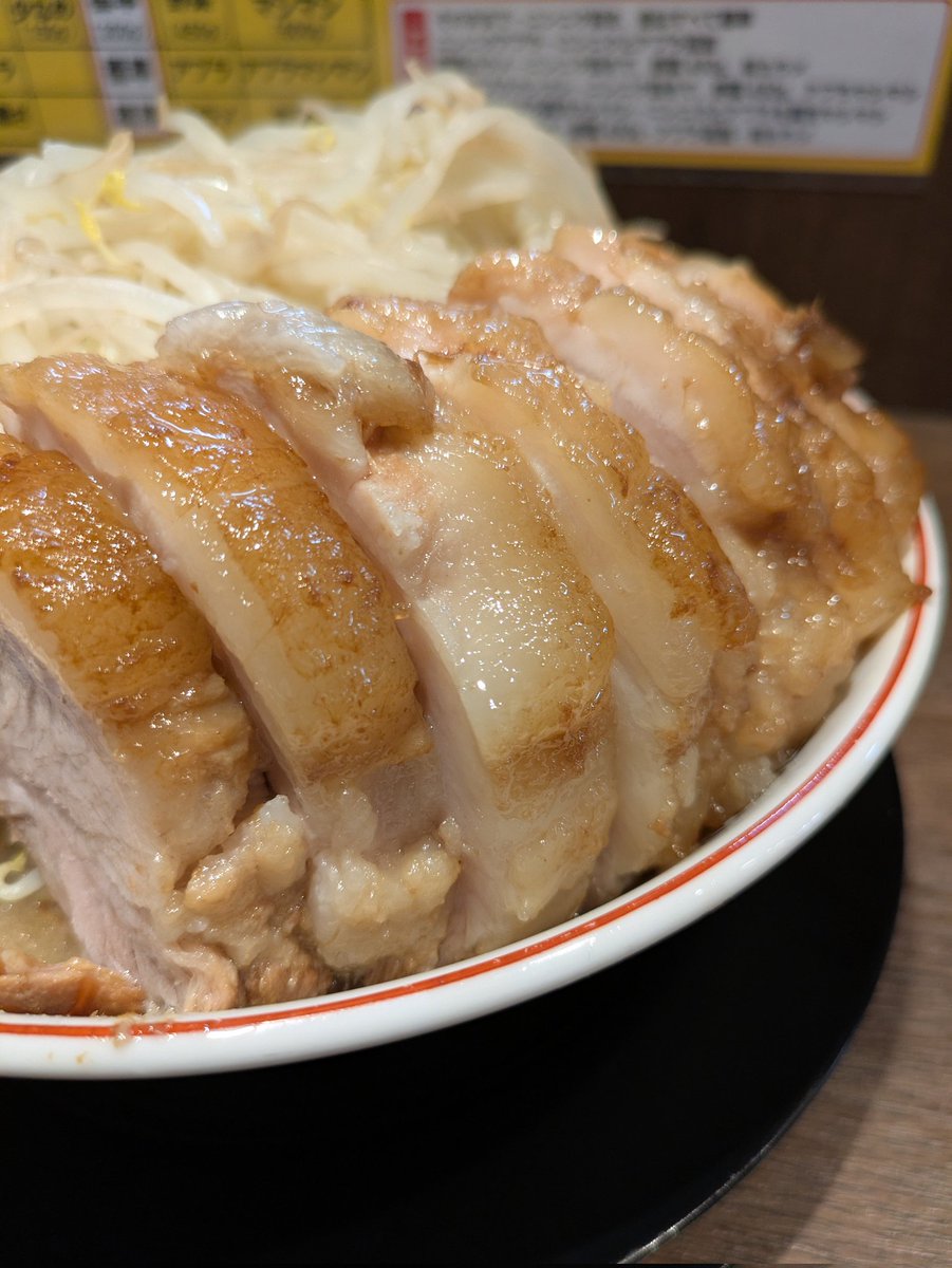 賭けで楽天モバイルをメイン回線にしたけど都会でもだめだ💢
やっぱりこんなもんか。
DualSimしないと生きていけない🥲
鶴見豚山の一番奥の席。
（外に出てから送信）
あと、美味しかった。
<a href="/Rmobile_Support/">楽天モバイル_お客様サポート</a> 
<a href="/Rakuten_Mobile/">楽天モバイル</a>
<a href="/hmikitani/">三木谷浩史 Hiroshi (Mickey) Mikitani</a>
#楽天モバイル