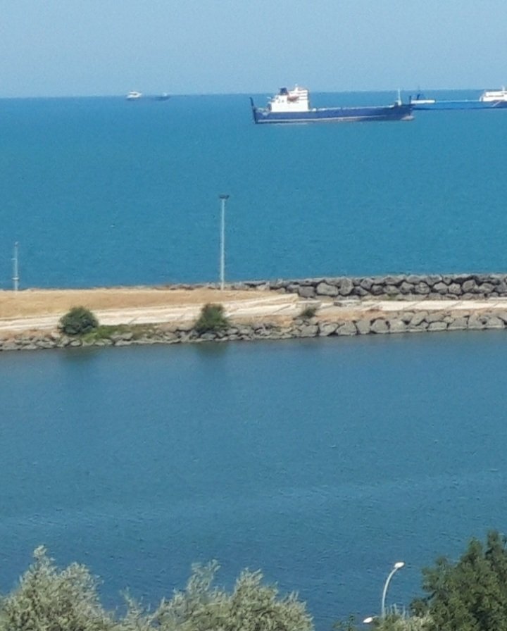 Ah deniz,
Ah mavi sonsuzluk.
Büyük,dürüst ve temiz ahh.
Denize  benzeyen insanlar
Nerdesiniz?
Nerdesiniz?