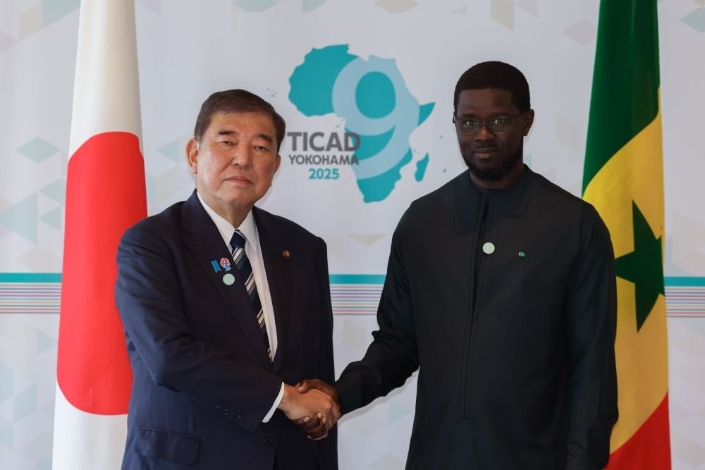 🇯🇵 LE JAPON CONVOQUE L’AFRIQUE

Un petit pays de 378 000 km² qui convoque un continent de 30 millions km² et 1,4 milliard d’habitants : c’est l’image du sommet TICAD 9 qui se tient en ce moment à Yokohama.

Le Japon promet 5,5 milliards de dollars pour “le développement de