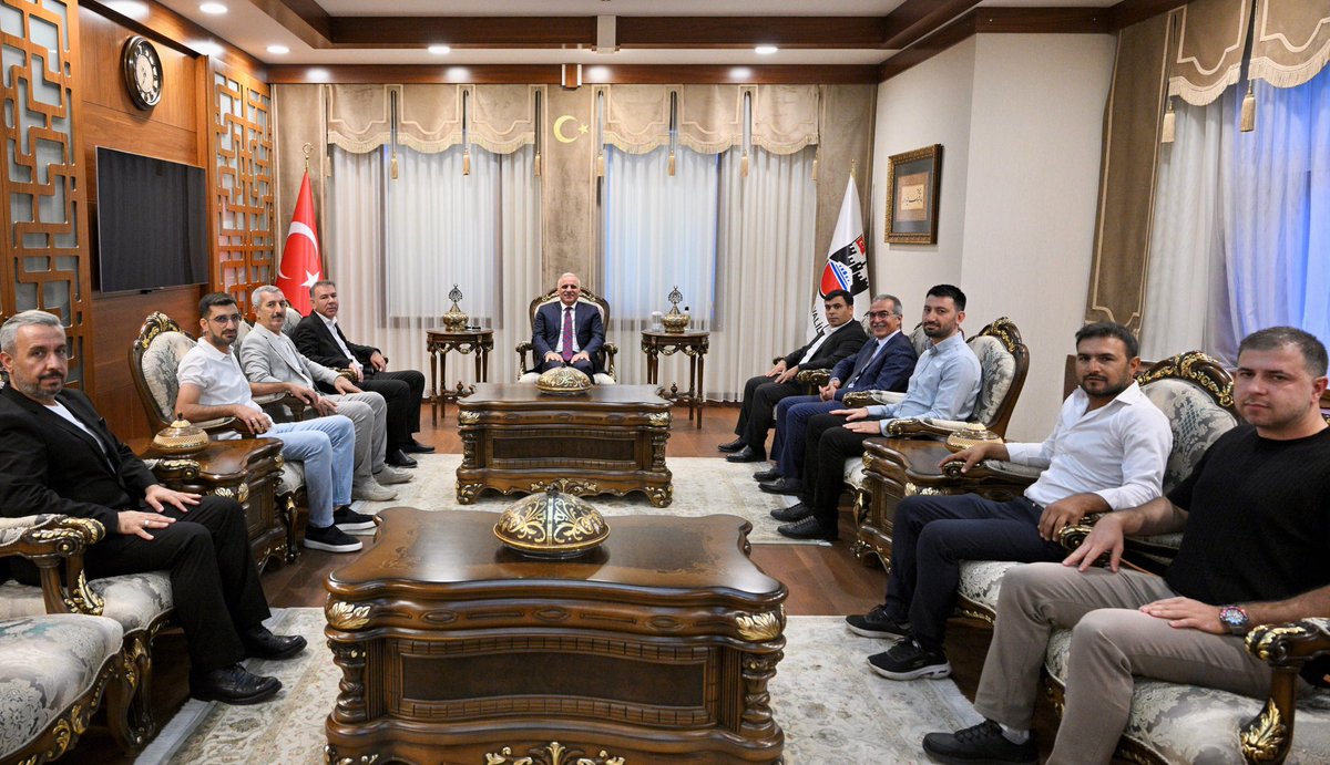 Mimar ve Mühendisler Grubu Diyarbakır Şube Başkanı Gülhan Sönmez ve beraberindeki yönetim kurulu üyeleri, Valimiz Murat Zorluoğlu’nu makamında ziyaret etti.

<a href="/vali_zorluoglu/">Murat Zorluoğlu</a>