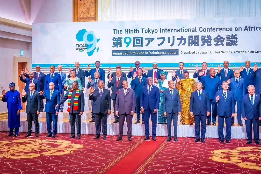ConnaisAfrique's tweet photo. 🇯🇵 LE JAPON CONVOQUE L’AFRIQUE

Un petit pays de 378 000 km² qui convoque un continent de 30 millions km² et 1,4 milliard d’habitants : c’est l’image du sommet TICAD 9 qui se tient en ce moment à Yokohama.

Le Japon promet 5,5 milliards de dollars pour “le développement de l’Afrique”. 5,5 milliards pour 54 pays… c’est à peine de quoi boucher quelques trous dans les budgets nationaux. 

Pas un investissement massif, mais un ticket d’entrée pour peser dans la bataille géopolitique où la Chine, la Russie, la Turquie, l’Europe et les États-Unis avancent déjà leurs pions.

Et nous ? Nous revenons encore, collectivement, quémander de l’argent, au lieu de fixer nous-mêmes l’agenda de notre développement. 

65 ans après les indépendances, voilà le vrai scandale.

Les choses de la honte.