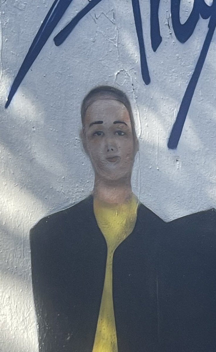 Seoul / Paris 🤓

Les 2 artistes n'ont pas eu le même salaire ni la même consigne apparemment....🥲