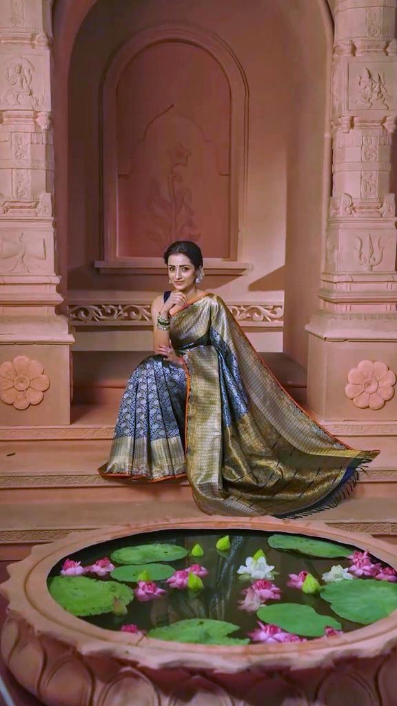 trishaoffl's tweet photo. 📸 #Pothys

@trishtrashers 💙
#Trisha #Trishakrishnan https://t.co/hZMGs7Si0U