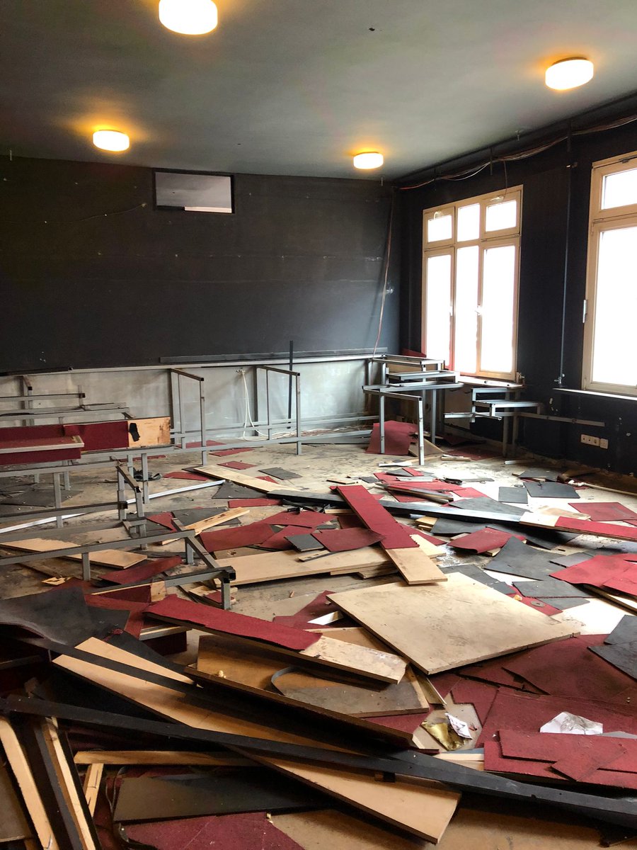 Yıkım devam ediyor. 
Öğrencilerin salonları sökülüyor.

Bunlar hurda mı? 
Biz söyleyelim: BUNLAR HURDA DEĞİL.

#MSGSÜProfSamiŞekeroğluSinemaTvMerkezi