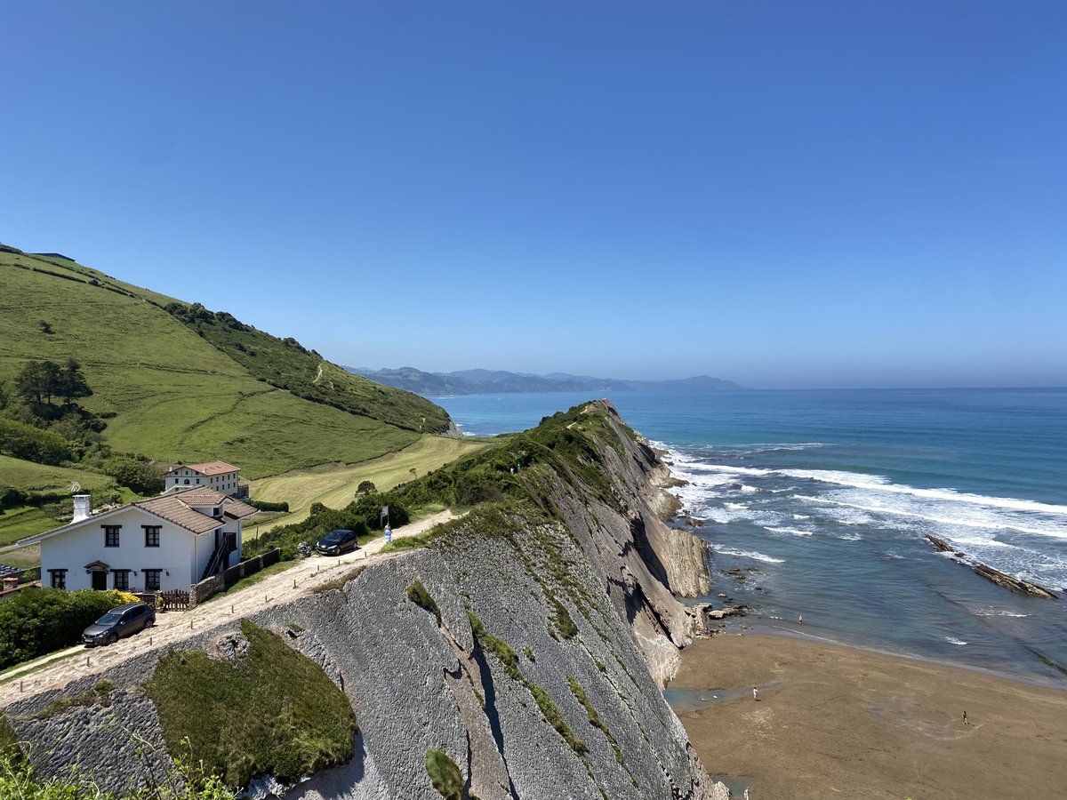 🏖️ The Basque Country has beaches to suit all tastes…

From long stretches of sand surrounded by cliffs to small coves hidden among mountains🌄

Want to discover them? Here you have a selection to choose from on your next break on the coast ow.ly/BJ4W50WFah1