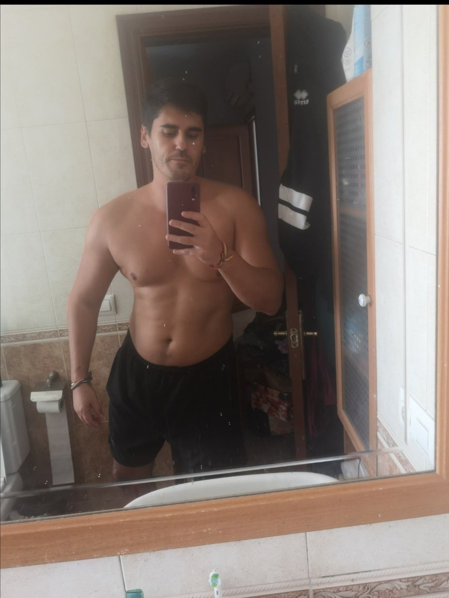 En ese momento estaba sufriendo problemas de salud mental con ansiedad. Tuve que dejar de entrenar y cogí peso debido a un Trastorno de Conducta Alimentaria. Hacer burla con eso es de ser miserable. He vuelto a entrenar duro para mi defensa personal y reventar a fascistas como tú