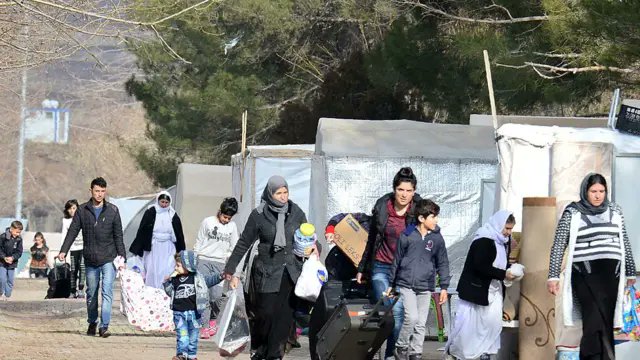🛑 Kürdistan Hükümeti'nden sığınmacı planına sert tepki

Irak Merkezi Hükümeti'nin yeni sığınmacı plana göre, kamplardan ayrılmak istemeyen sığınmacılar, bulundukları illerin daimi sakini sayılacak. 

🗣️Kürdistan hükümeti plana sert tepki gösterdi.

📌Hristiyan ve Ezidi