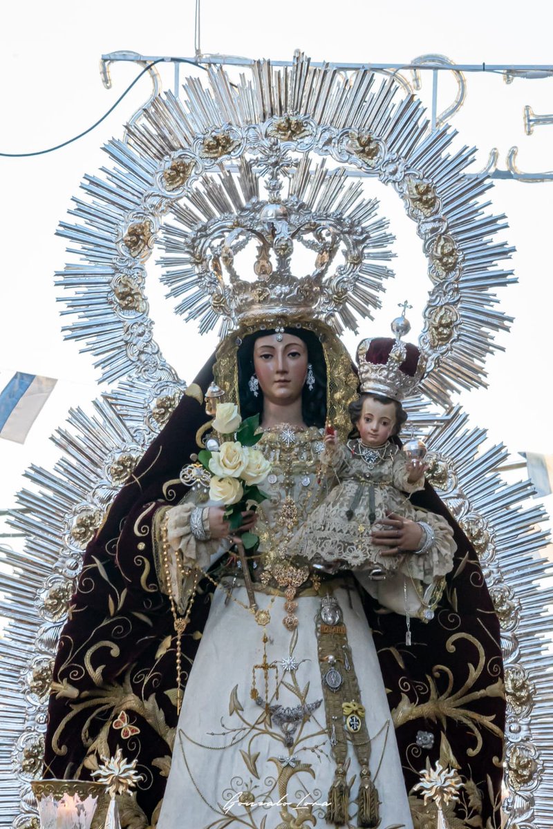 22 de Agosto - Realeza de María.

Revestida de luz y de gloria
llega al trono augusto
de la Trinidad,
la que es madre, es hija y esposa
del Dios uno y trino
del Dios de bondad.
Y humilde al llegar.
la corona de gloria y justicia
Dios pone en su frente
de reina inmortal.