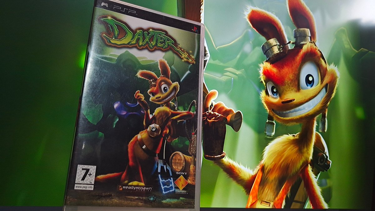 Joanastic's tweet image. ¿Qué pasó en ese LAPSO DE TIEMPO que hay en el inicio de Jak II de #PlayStation2? Eso es lo que descubrimos hoy hace 20 AÑOS 🎂 con el lanzamiento de Daxter para PSP 🎮. La nutria-comadreja debutaba en solitario en la portátil un 14 de MARZO de 2006. ¿Cómo lo recuerdas? 🤔💭