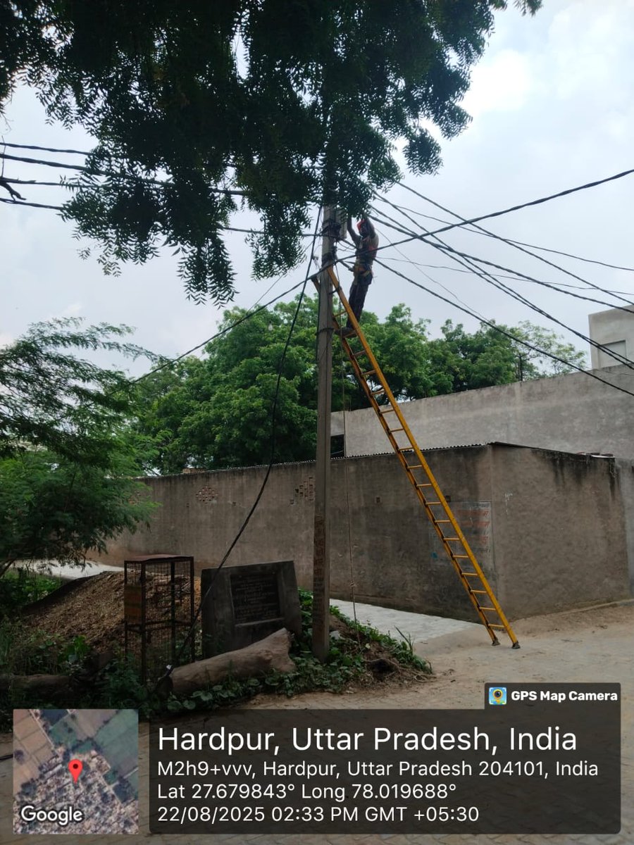 dvvnlhathras's tweet photo. जनपद हाथरस में विद्युत उपभोक्ताओं को निर्बाध विद्युत उपलब्ध कराने हेतु EDD3 हाथरस के अंतर्गत हर्दपुर गॉव में RDSS योजना के तहत जर्जर पोल,तारो को बदलने का कार्य किया जा रहा है।
@EMofficeUP 
@UPPCLLKO 
@CMOfficeUP 
@MDDVVNL 
@dm_hathras 
@dvvnlhq 
@AKSharmaOffice https://t.co/0TJcrCfeY2