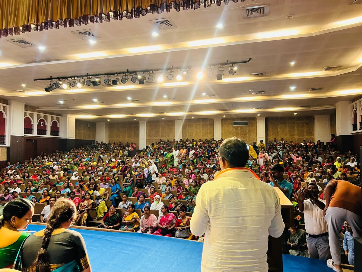 hippyaitc's tweet photo. কোচবিহার #উৎসব_অডিটোরিয়ামে_জেলা_তৃণমূল_মহিল_কংগ্রেসের উদ্যোগে আয়োজিত কর্মীসভায়।
উপস্থিত ছিলেন #রাজ্য_তৃণমূল_মহিলা_কংগ্রেসের সভানেত্রী #শ্রীমতি_চন্দ্রিমা_ভট্টাচার্য মহাশয়া। https://t.co/tOGtYDBhT5
