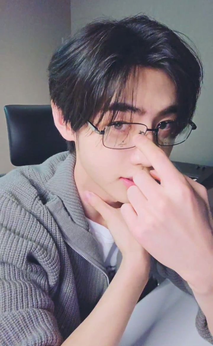240407 위버라 박성훈 레전드인거 아시는 분
이 날은 진짜 나노 단위로 앓아야 됨