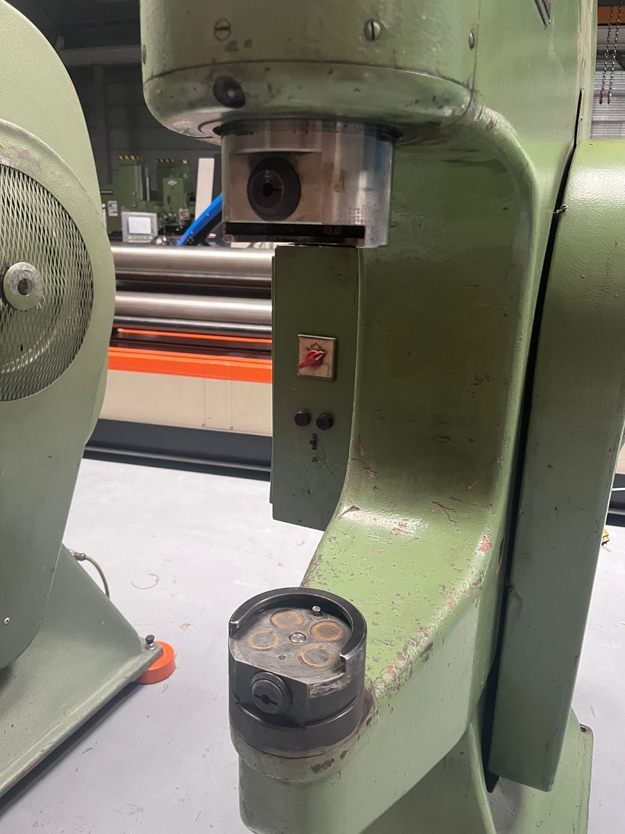 mach4metal's tweet image. ECKOLD kraftformer KF 460 
umber of strokes300 / 600 Min.
Maximum sheet thickness4.0 mm
Horizontal troath460 mm
Vertical troath475 mm
Max. thickness Stainles2.0 mm
Max. thickness Aluminium3.0 mm
Motorised ram adjustment0 - 60
Power3.0 kW  #eckold