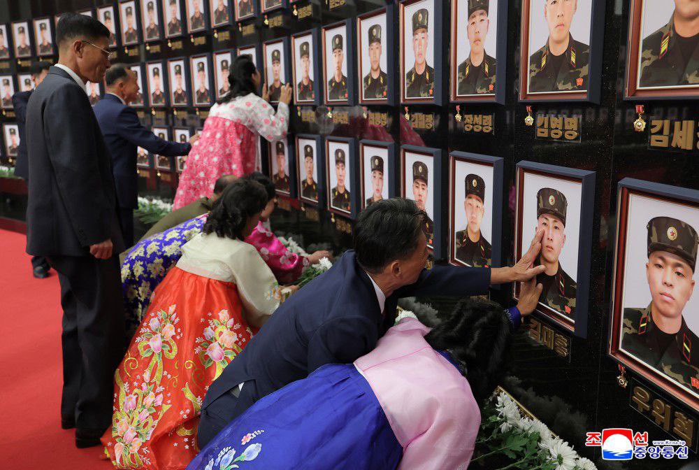 Dernier clou dans le cercueil de nos prétendus experts qui ont réfuté la présence de soldats nord-coréens à Koursk : Kim Jong-Un a présidé une cérémonie pour ceux morts au combat.