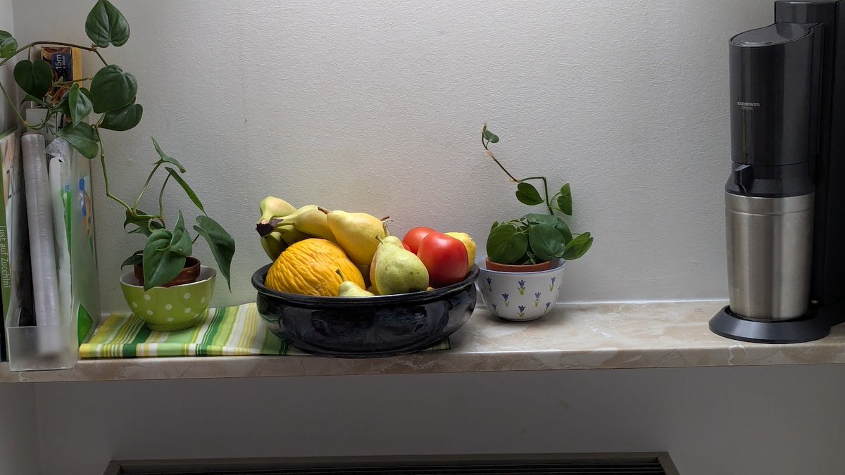 LizCollet's tweet photo. Die Woche geht dem Ende zu: Aus Nektarinen wird hernach Marmelade, derweil die letzten Samstag gefüllte Obst-Schale geleert nach Nachschub lechzt. Die Frühlingszwiebeln sind im Glas weit über ursprüngliche Länge nachgewachsen und landen abends im Kräutertopfen.
#SpareInDerZeit https://t.co/oxFlEdmHJD