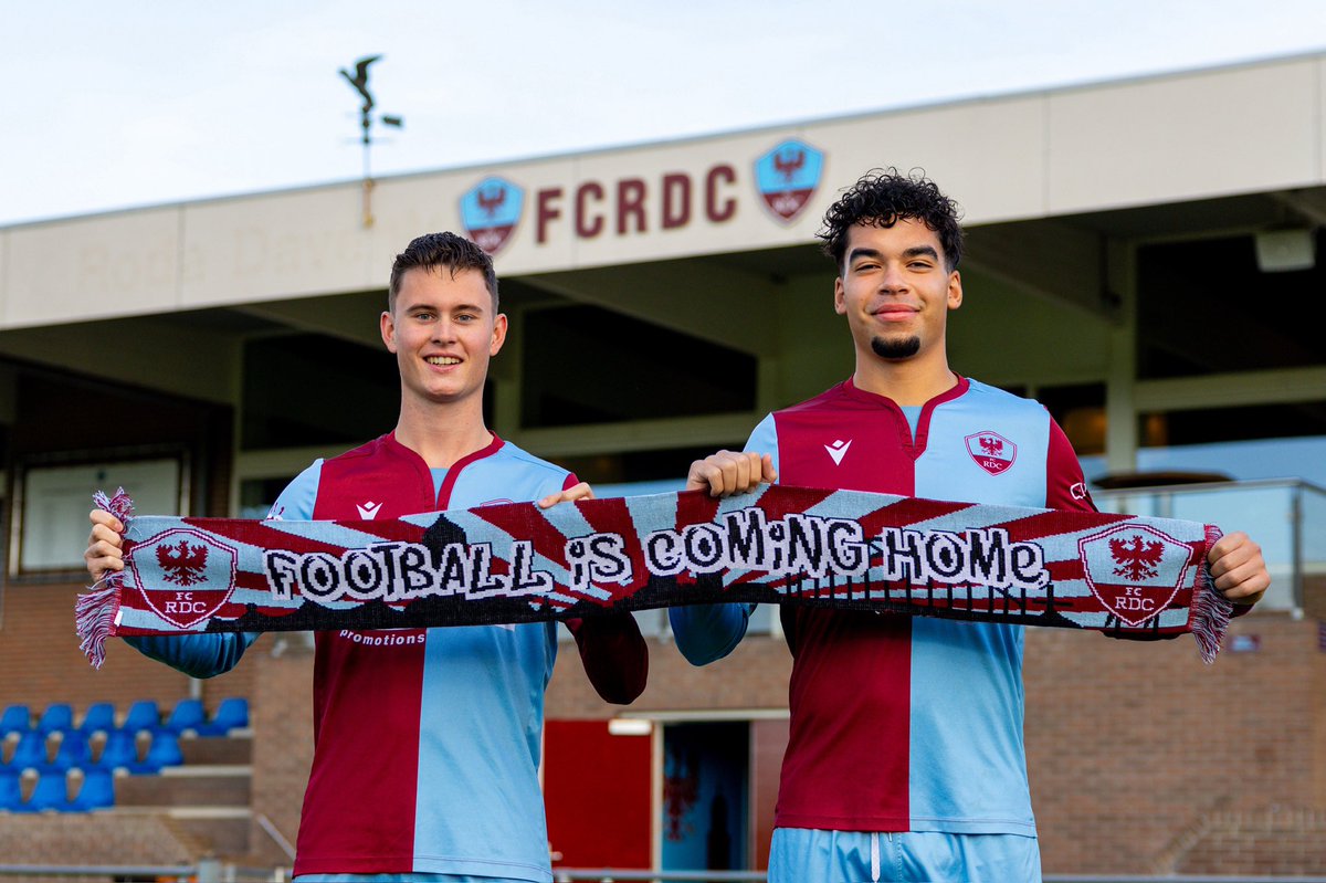Welkom mannen! 📸

Op de foto stralen ze al met de enige echte 𝗙𝗖 𝗥𝗗𝗖-𝘀𝗷𝗮𝗮𝗹, en die kun jij ook bemachtigen! 🙌

👉 Bestel ‘m nu eenvoudig online via de link: fcrdc.goalpromotions.com/FC%20RDC%20fan…

Samen achter FC RDC! 👊

#FCRDC #PEPECup2025 #DeventerVoetbal