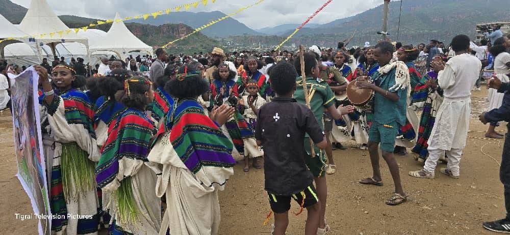 ርሑሰ በዓል #ኣሸንዳ
Happy #Ashenda 

አሸንዳ ኣሸንዳውየ፣
ኣይጓል እንድየ፣
ክፃወትየ።

ኣሸንዳ ናዓምየ ፣ 
ናዓምየ፣ 
ተጋኒና ሎሚየ።

ቛቕመ ገረብ፣ 
ቛቕመ ገረብ፣
ደቂ ዓደይ መዓረይ መዓር ዘረብረብ። 
ትግራይ ዓደይ መዓረይ ዓዲ ደቂ ሰብ።

Note to my