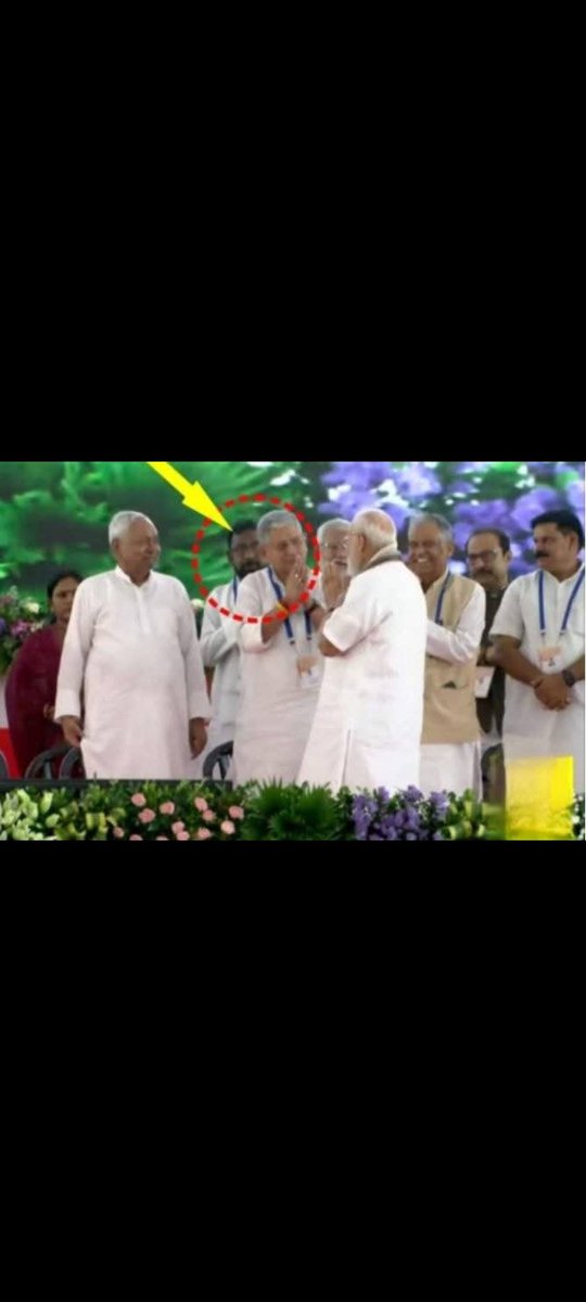 इसको कहते हैं —
जिस थाली में खाना उसी में छेद करना, लालू जी के कृपा से राजबल्लभ इतना बना और उन्हीं से धोखा।

शर्म करो।
राजबल्लभ कहता है कि हम खुद पार्टी हैं।
पार्टी है ही तो ये टिकट के लिए पीछे भीखमंगा बनके क्यों खड़ा हैं ?
इधर तो हमर  घोंघा विधायक प्रकाश वीर का भी मुंह खुल गया।