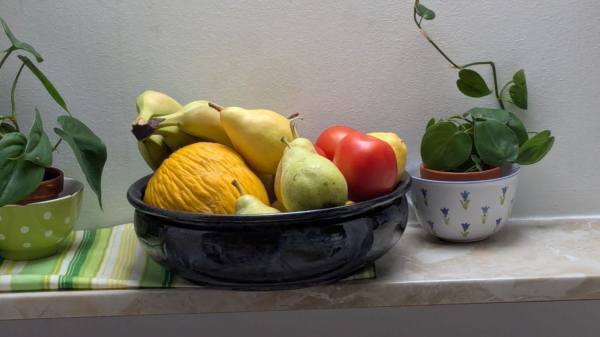 LizCollet's tweet photo. Die Woche geht dem Ende zu: Aus Nektarinen wird hernach Marmelade, derweil die letzten Samstag gefüllte Obst-Schale geleert nach Nachschub lechzt. Die Frühlingszwiebeln sind im Glas weit über ursprüngliche Länge nachgewachsen und landen abends im Kräutertopfen.
#SpareInDerZeit https://t.co/oxFlEdmHJD