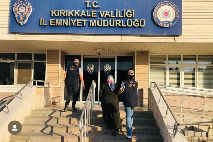 Bankaya para yatırdığı için 7 yıl 6 ay hapis cezası verilen ev hanımı M.Ş. Kırıkkale'de TUTUKLANDI.

M.Ş.'nin tutuklanmasını bazı medyalar 'Terörle mücadele ekipleri ev hanımını kıskıvrak yakaladı' diye duyurdu.

İçine düştüğünüz içler acısı durumun fotoğrafı bu👇