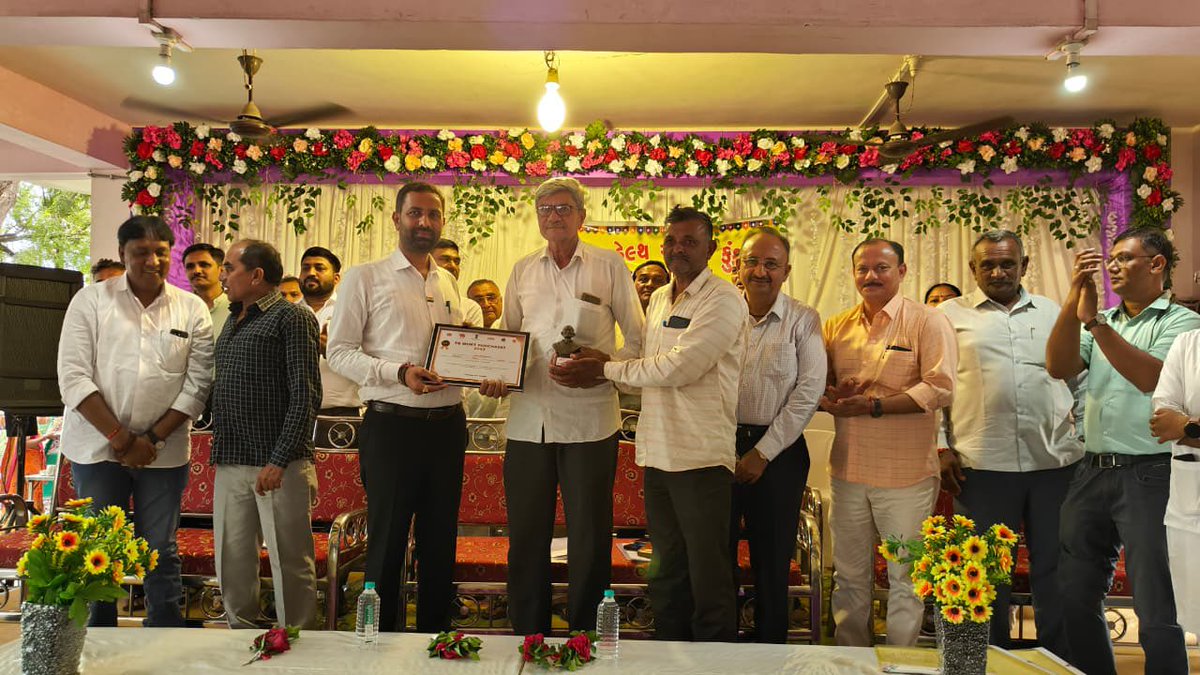 ikaushikvekaria's tweet photo. આજરોજ કુંકાવાવ તાલુકાના પદાધિકારીશ્રીઓ, અધિકારીશ્રીઓ તેમજ વિવિધ આગેવાનોની ઉપસ્થિતિમાં કુંકાવાવ તાલુકા હેલ્થ કચેરી દ્વારા આયોજિત જનસંવાદ કાર્યક્રમમાં ઉપસ્થિત રહી જરૂરી માર્ગદર્શન આપ્યું. સાથેજ, દેશના યશશ્વી વડાપ્રધાન આદરણીય શ્રી નરેન્દ્રભાઈ મોદી સાહેબના https://t.co/0NRNMndtYs